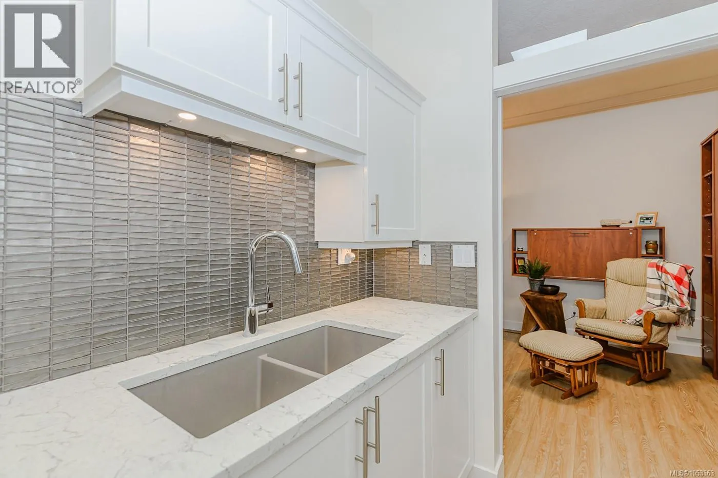 403 380 Waterfront Cres