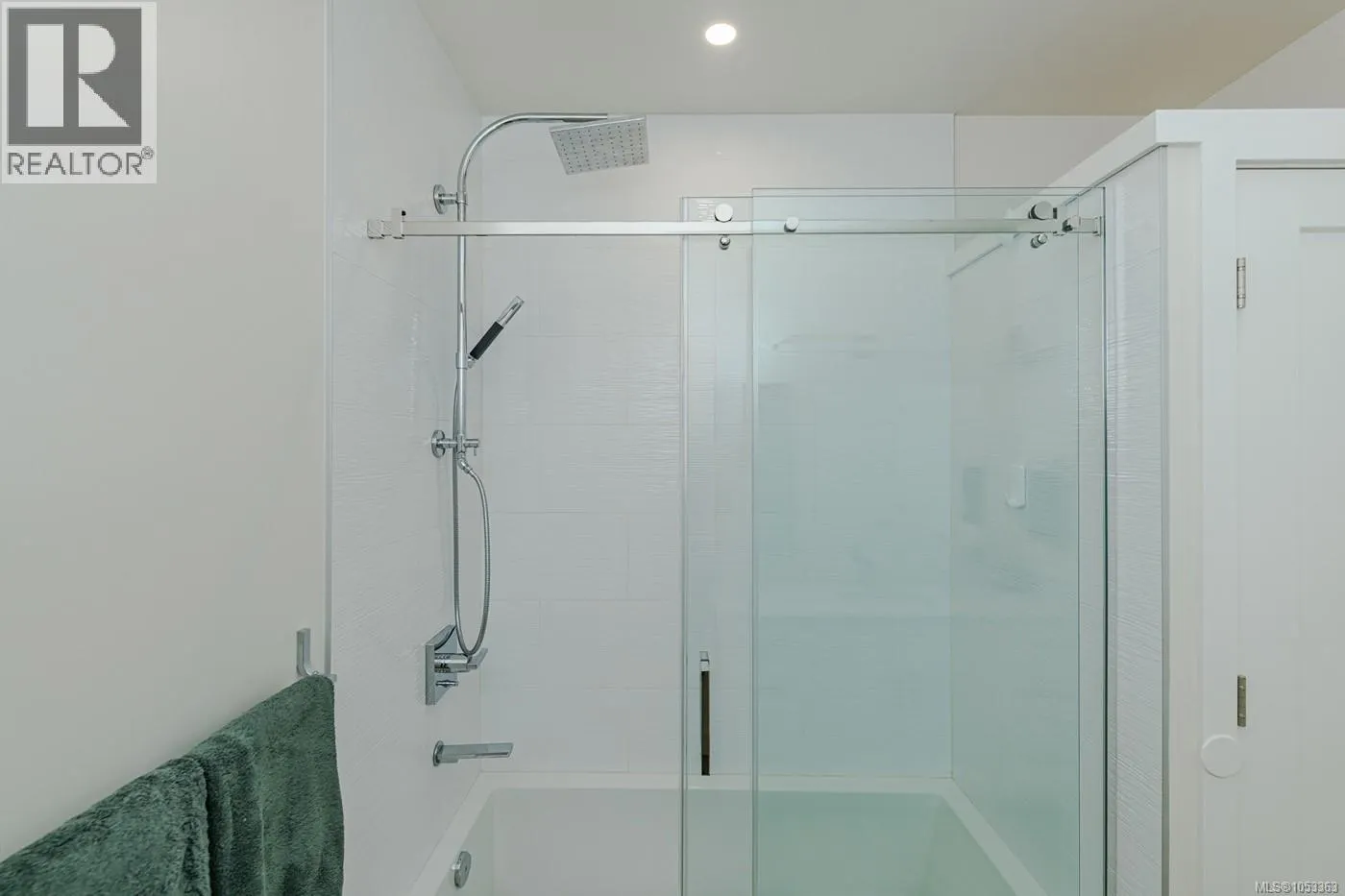 403 380 Waterfront Cres