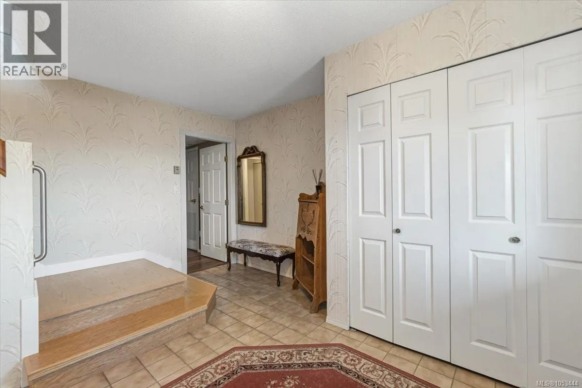 6087 Icarus Dr