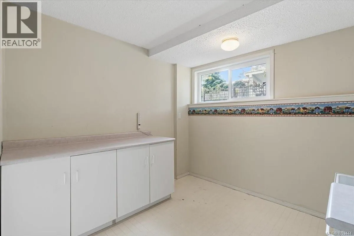 6087 Icarus Dr