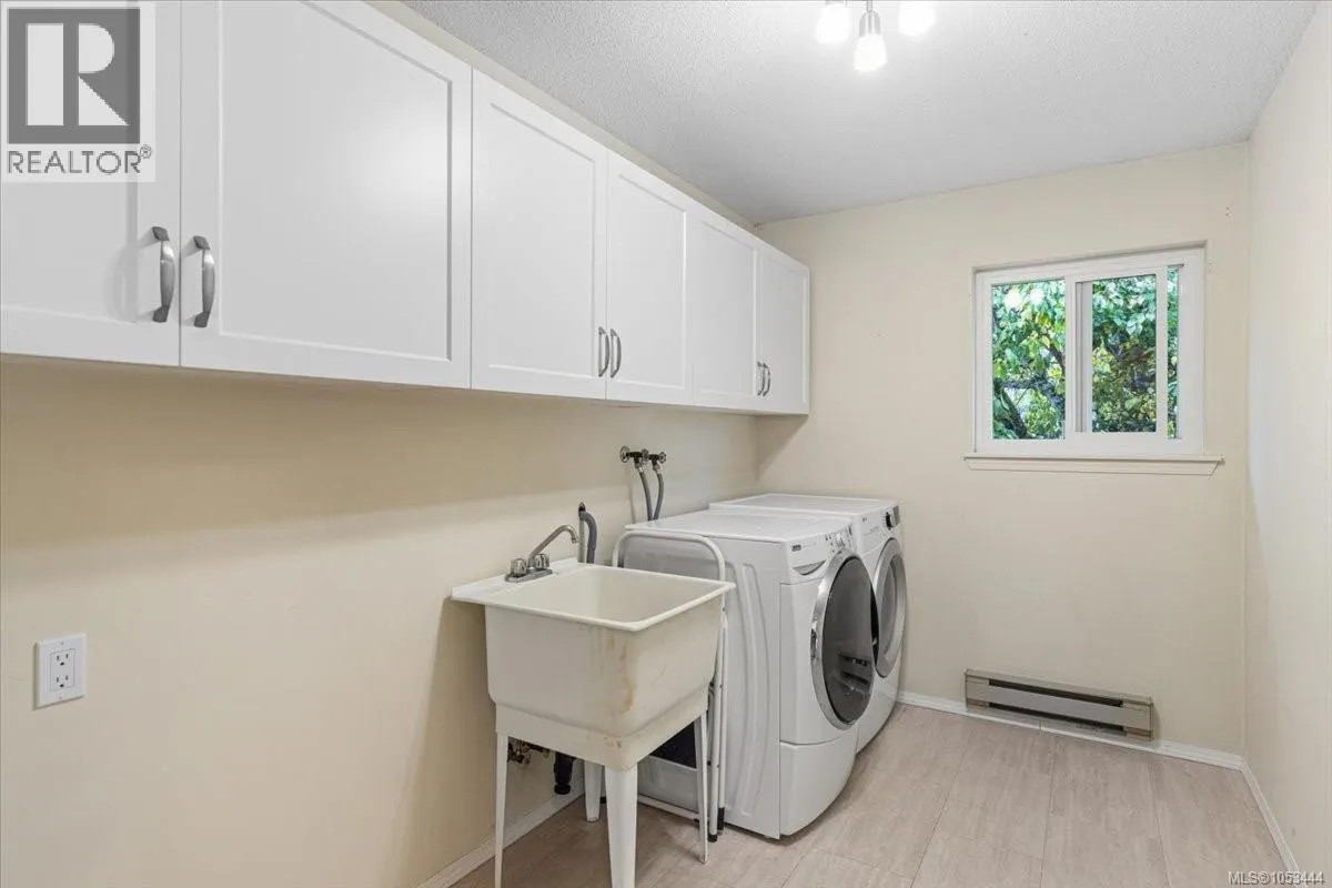 6087 Icarus Dr