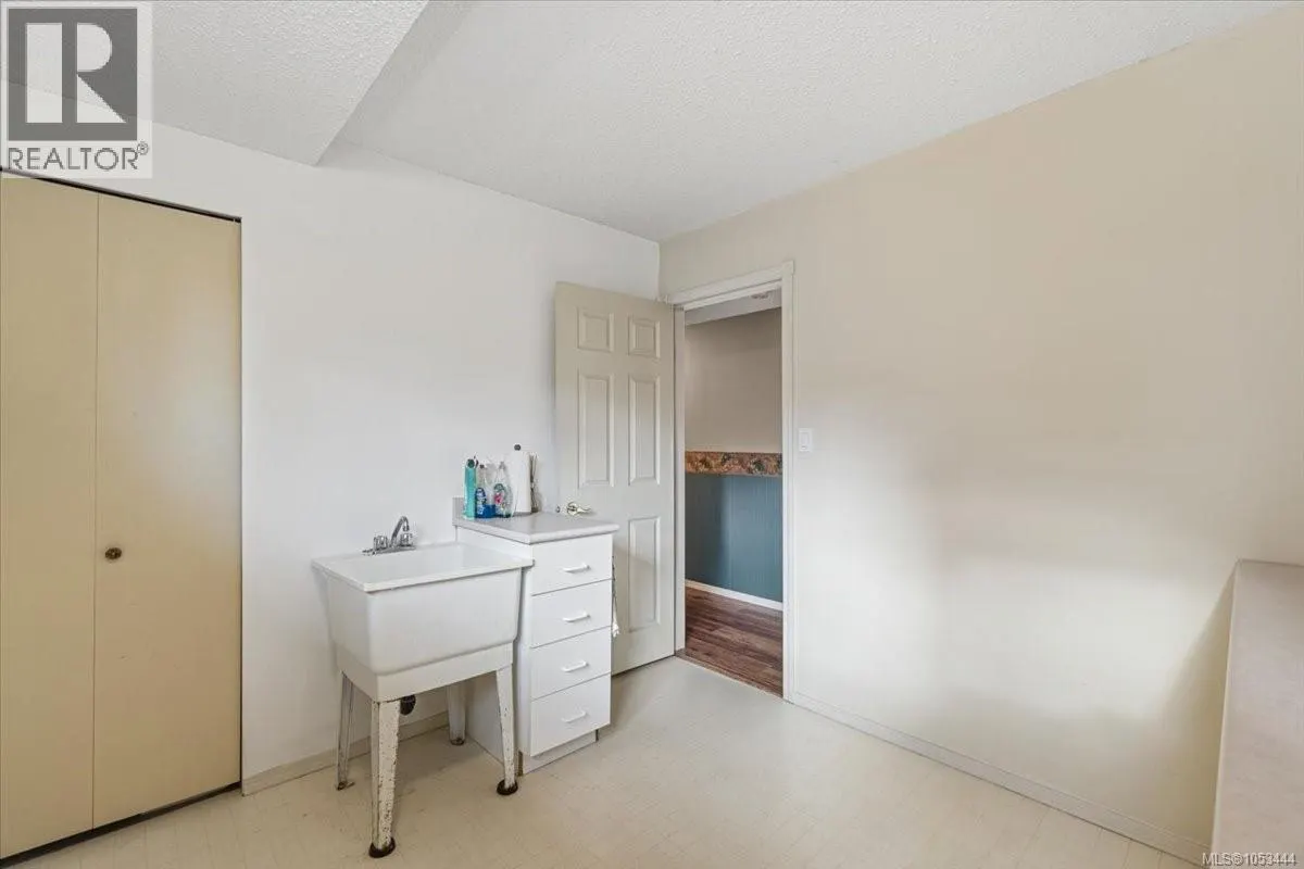 6087 Icarus Dr