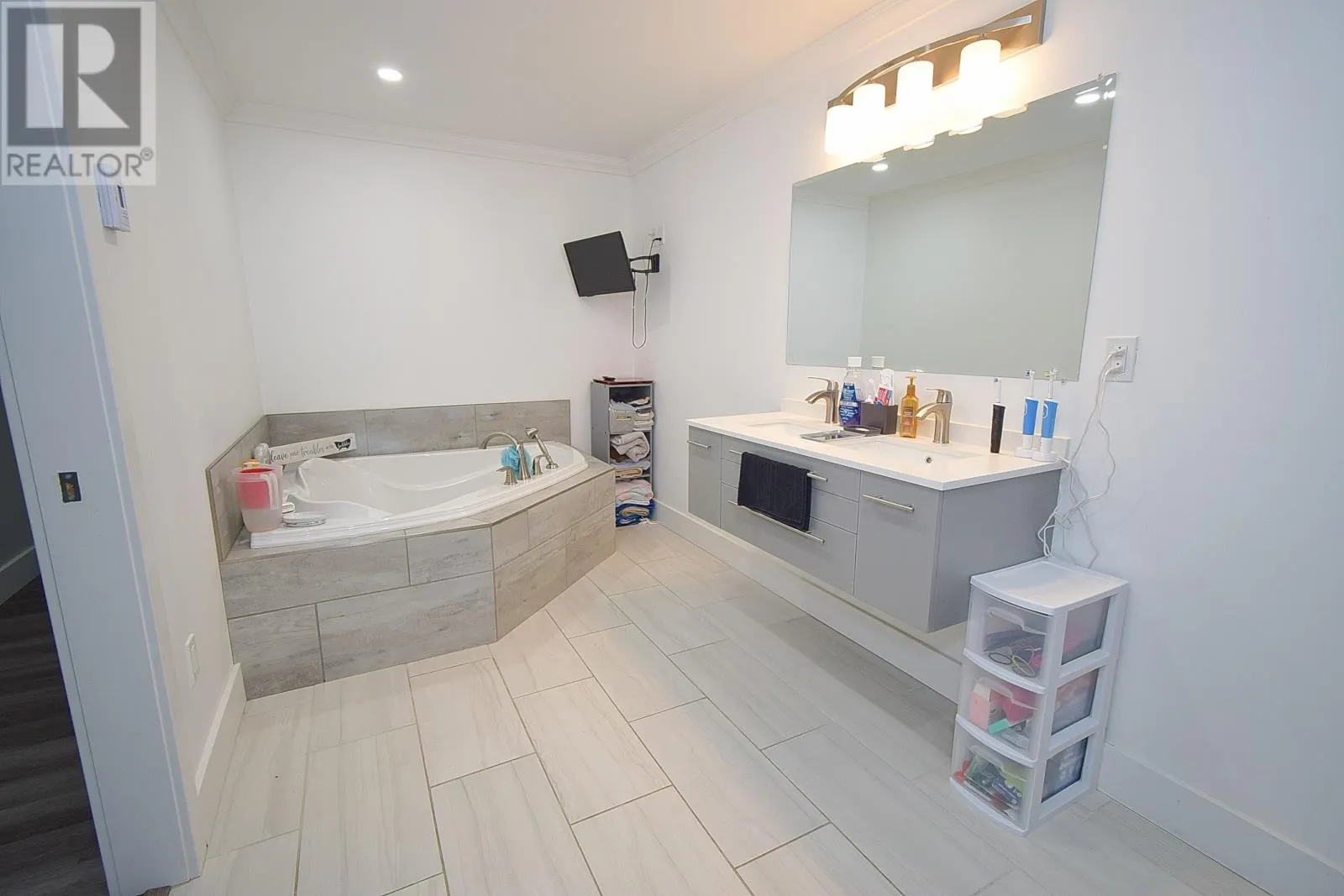 25 Roberts Road S