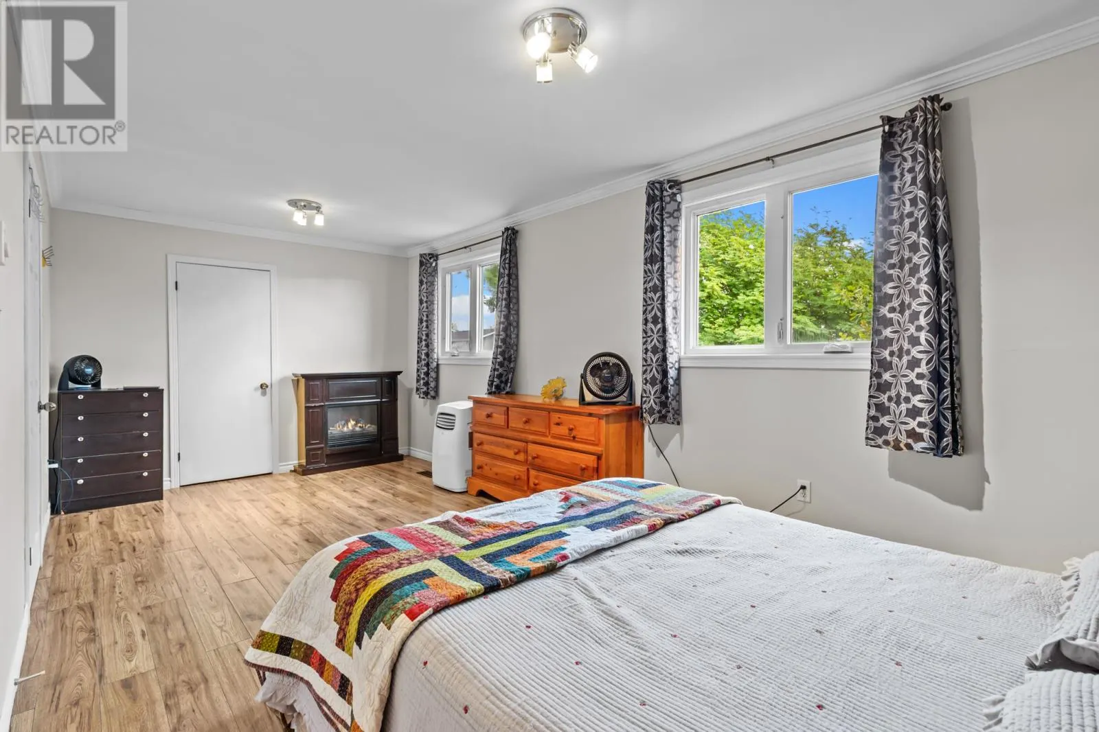 60 Della Drive