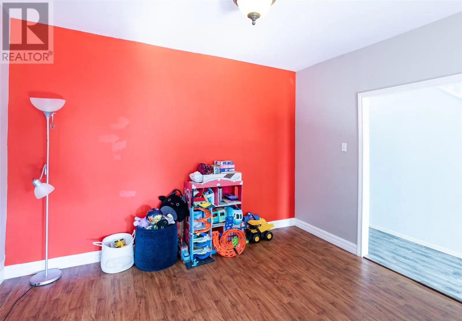 4 LINSCOTT Street
