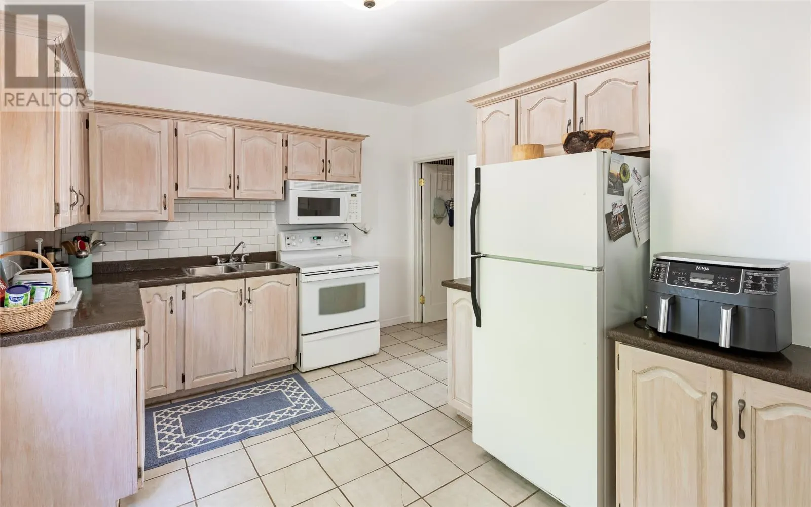 4 LINSCOTT Street