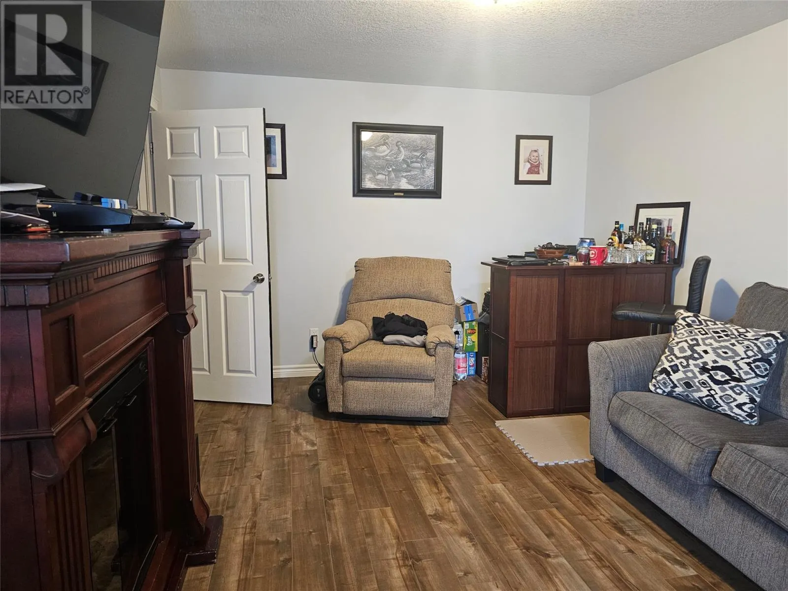 6 Currie Avenue
