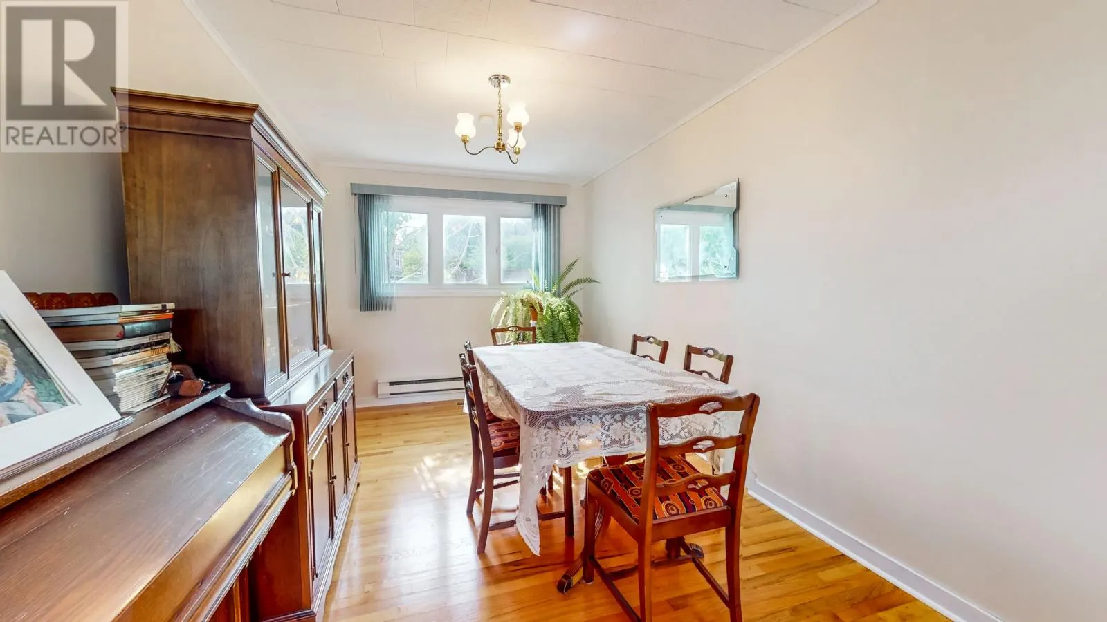 10 Holbrook Avenue