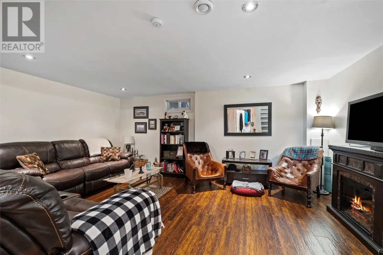 52 Lindbergh Crescent