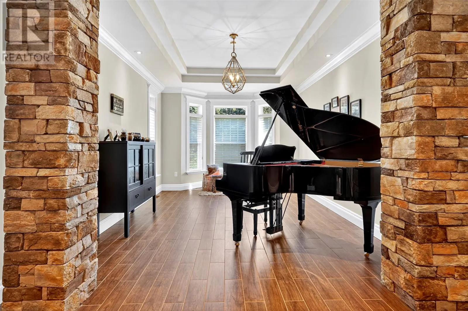 15 Pondside Road