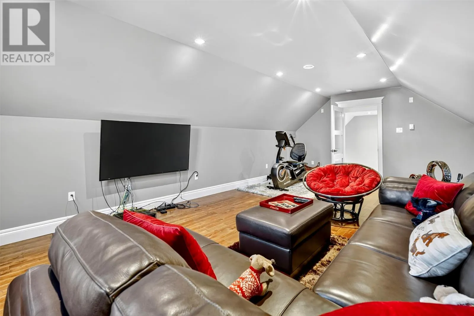 15 Pondside Road