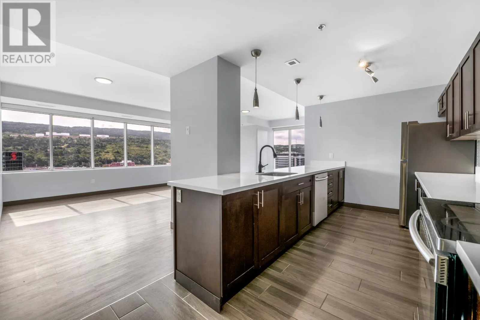 40 Henry Street Unit#606, #606