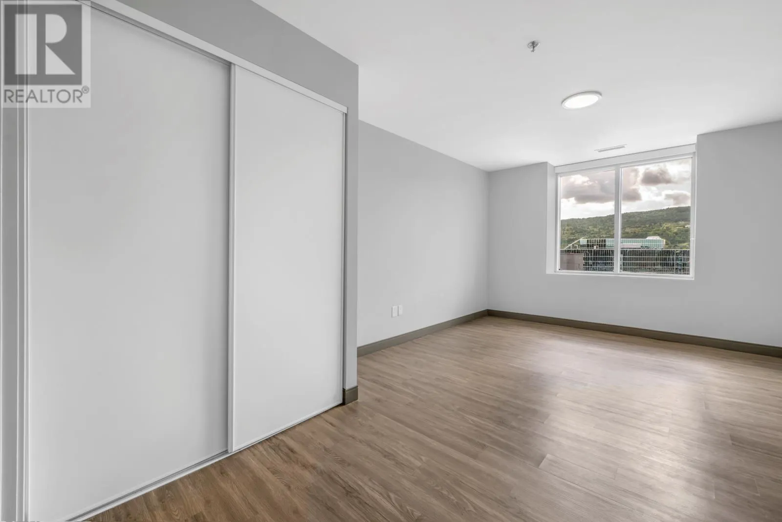40 Henry Street Unit#606, #606