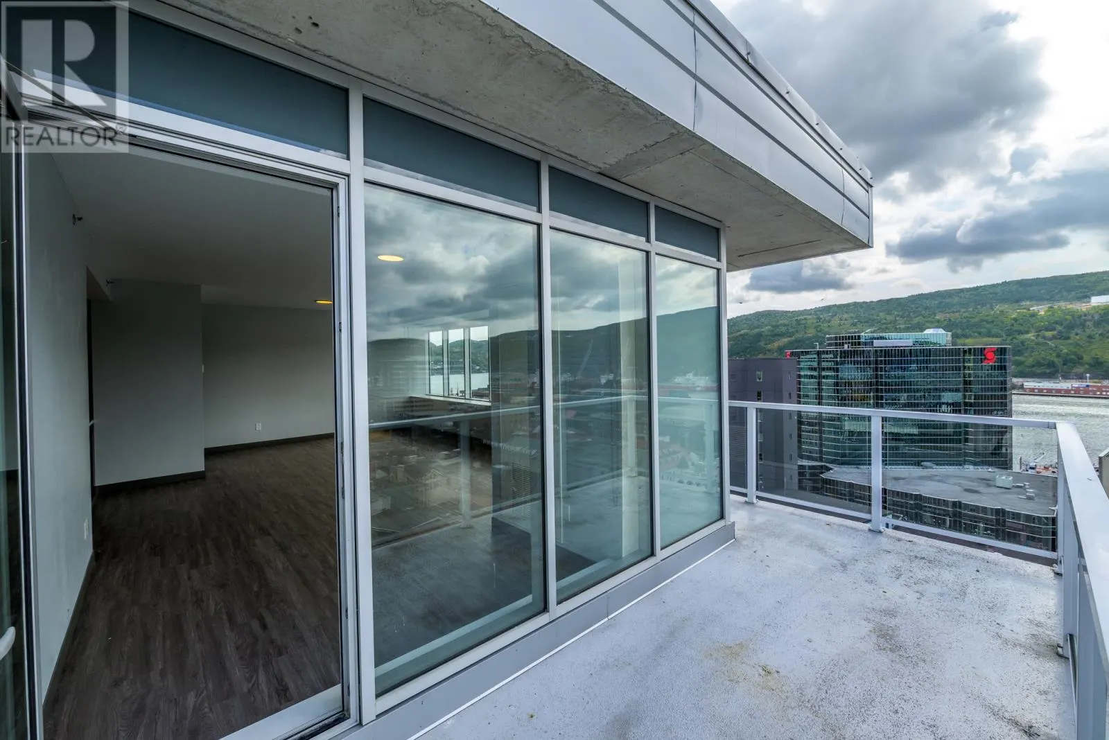 40 Henry Street Unit#606, #606
