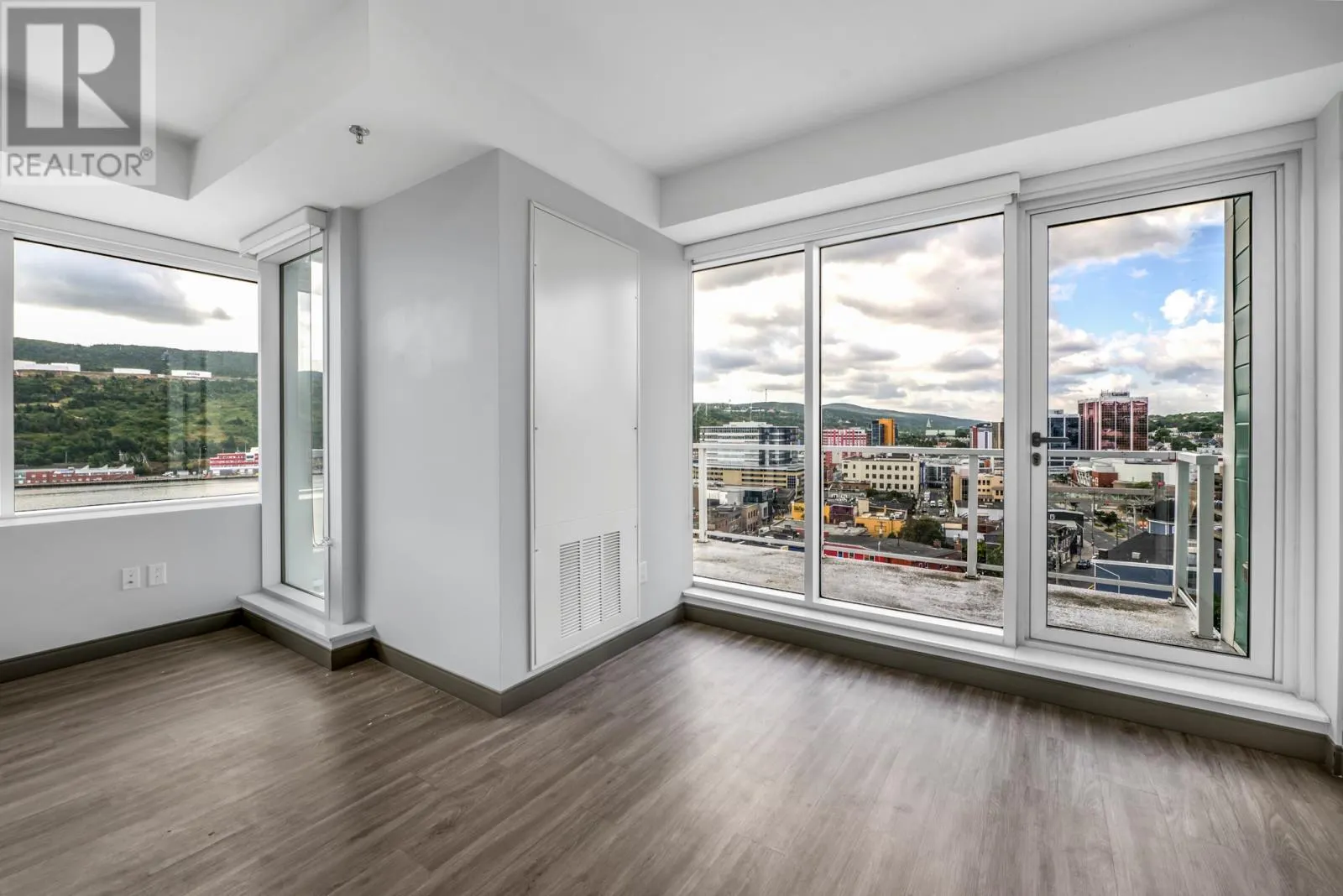 40 Henry Street Unit#606, #606