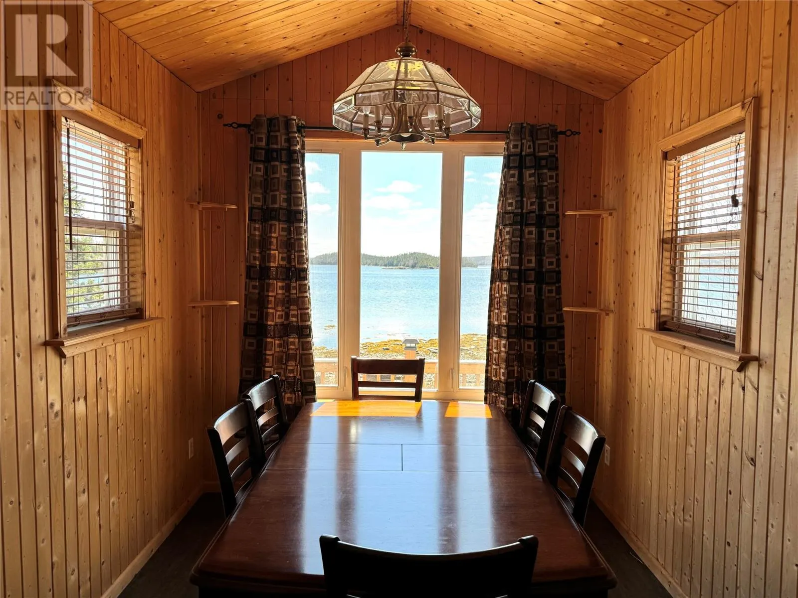 4 Deep Cove Road
