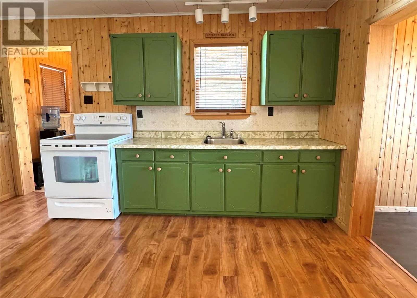 4 Deep Cove Road