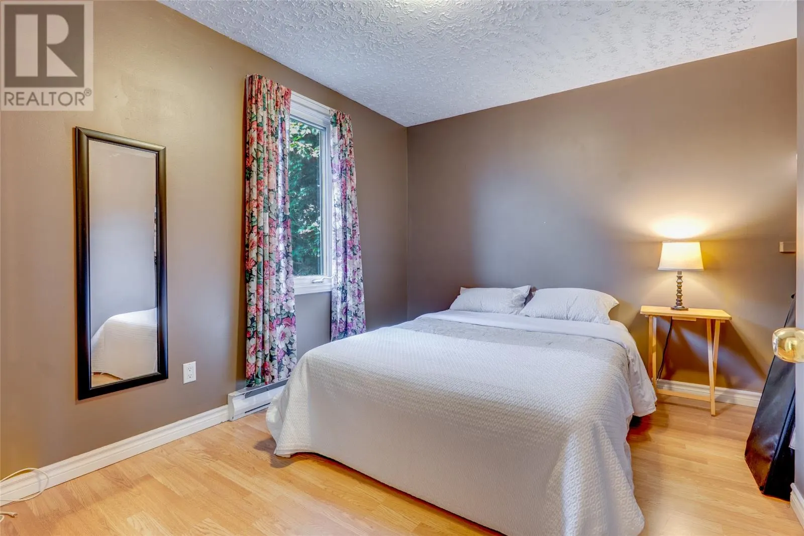 21b Chapman Crescent