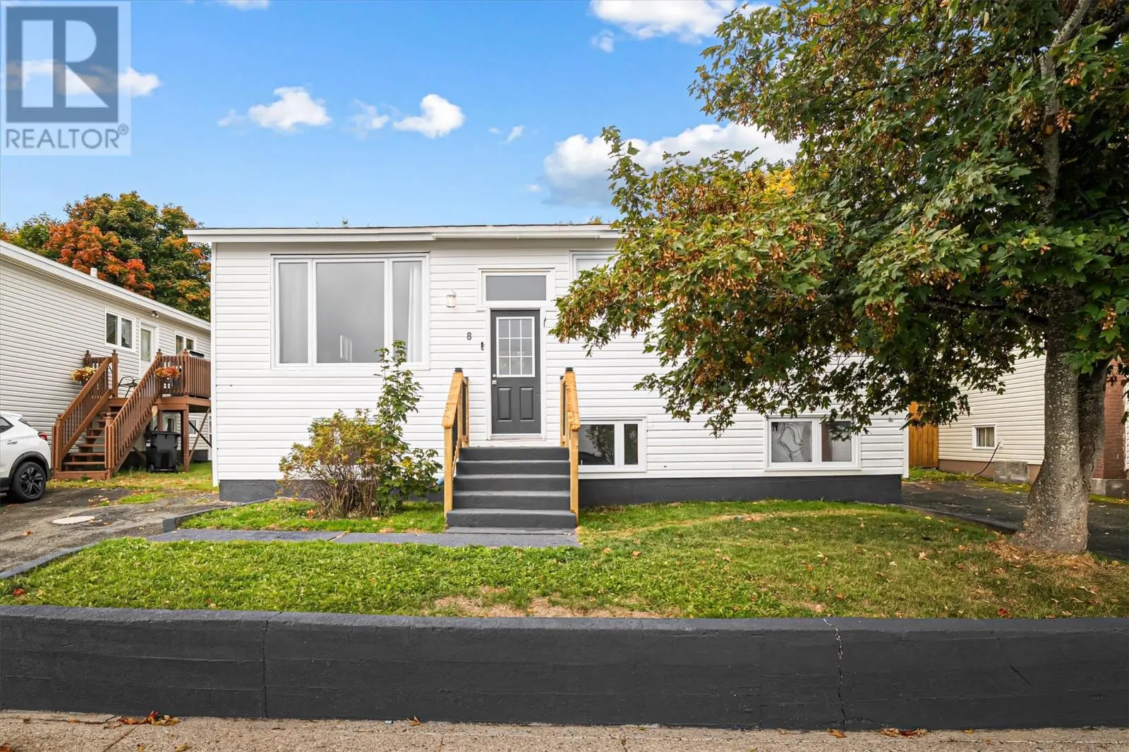 8 Lloyd Crescent