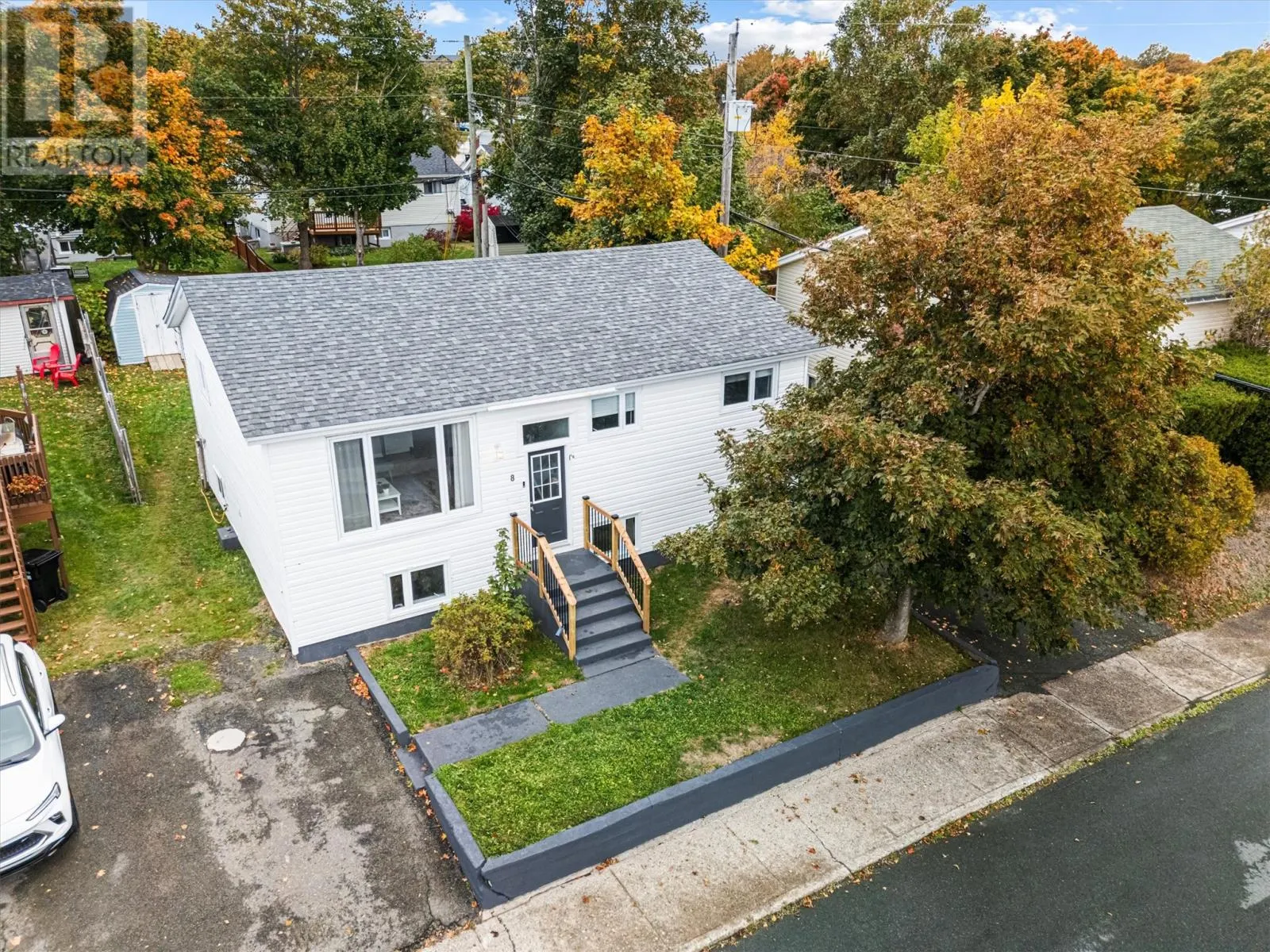 8 Lloyd Crescent