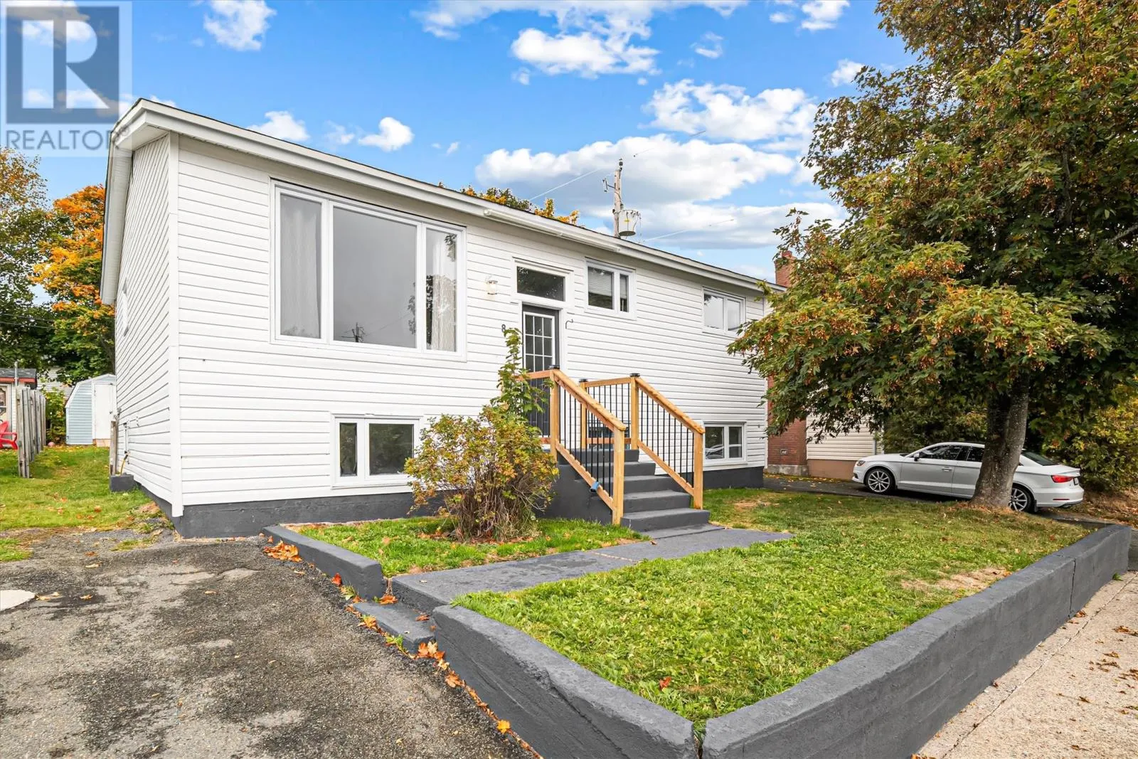 8 Lloyd Crescent