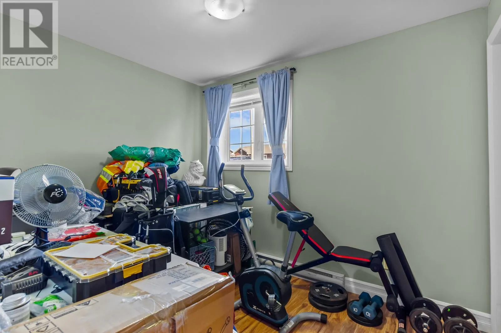 10 Agustus Avenue