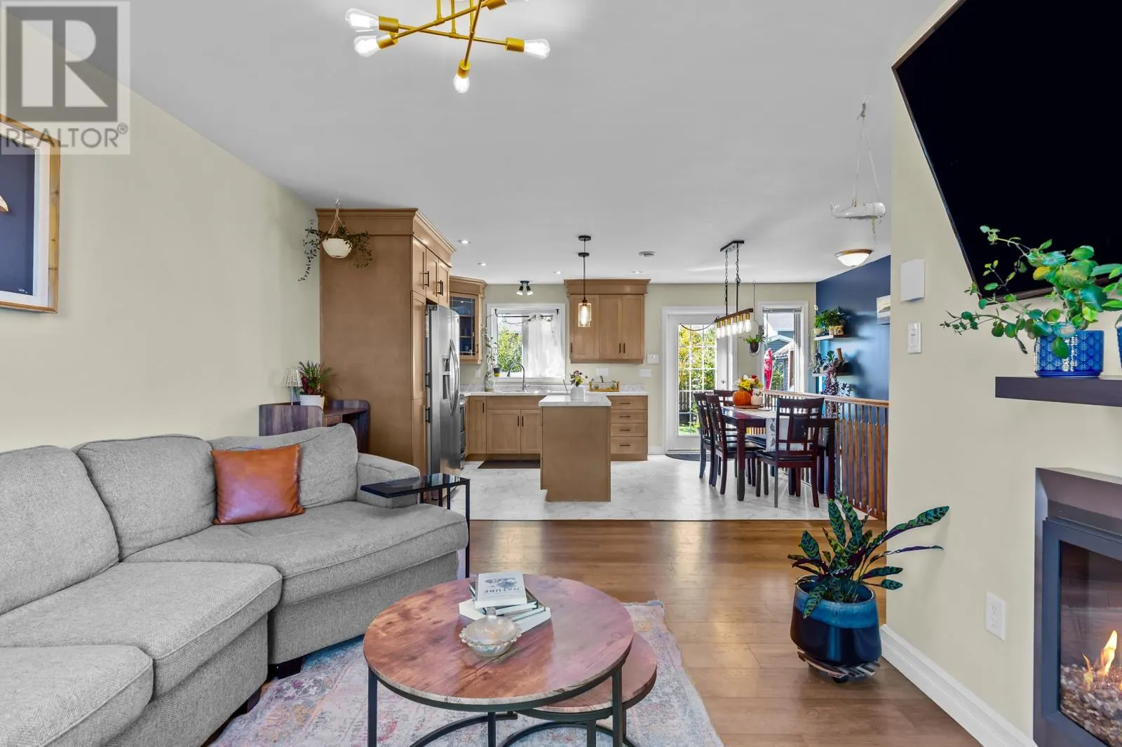 10 Agustus Avenue