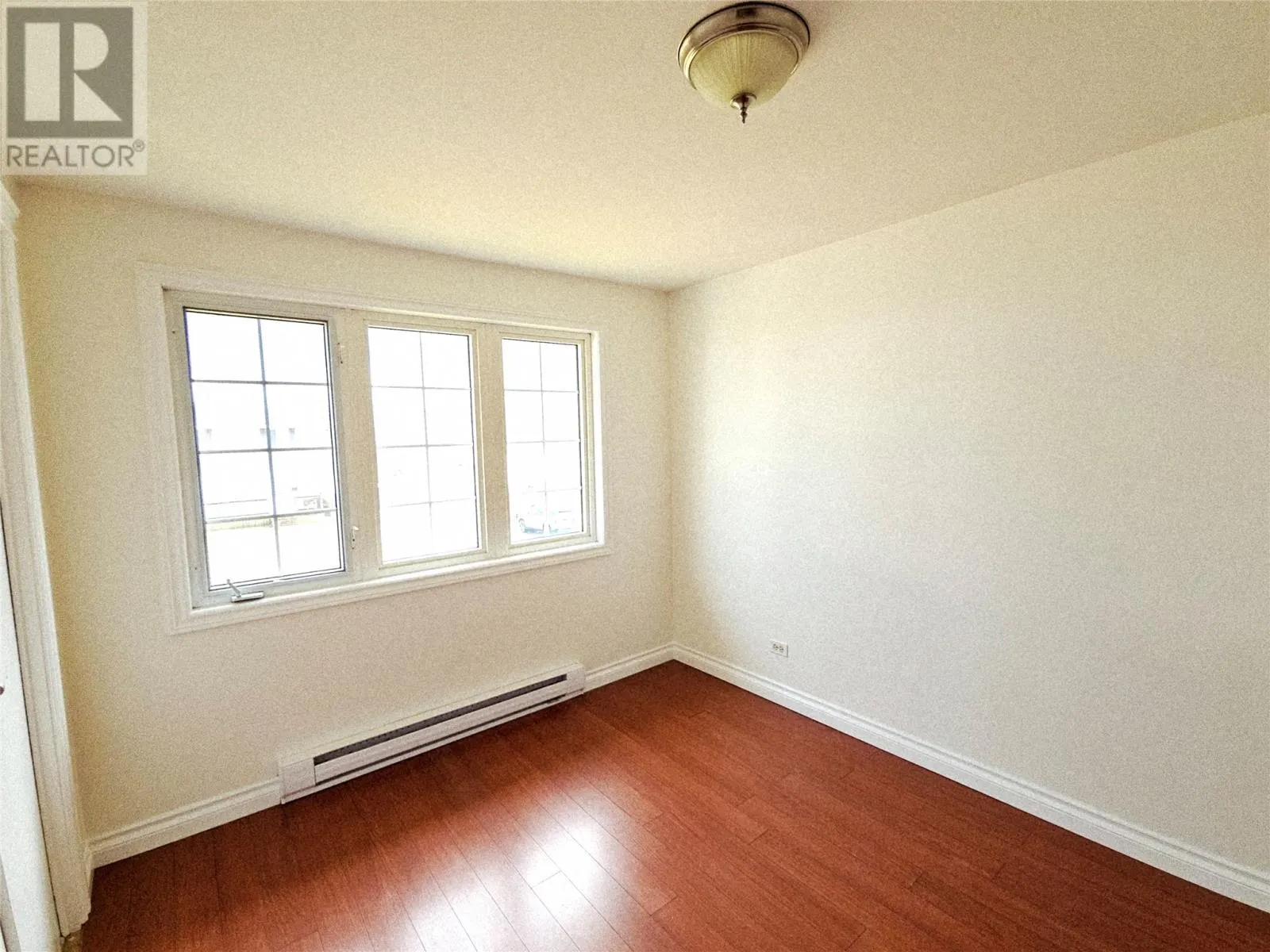 721 Stirling Crescent