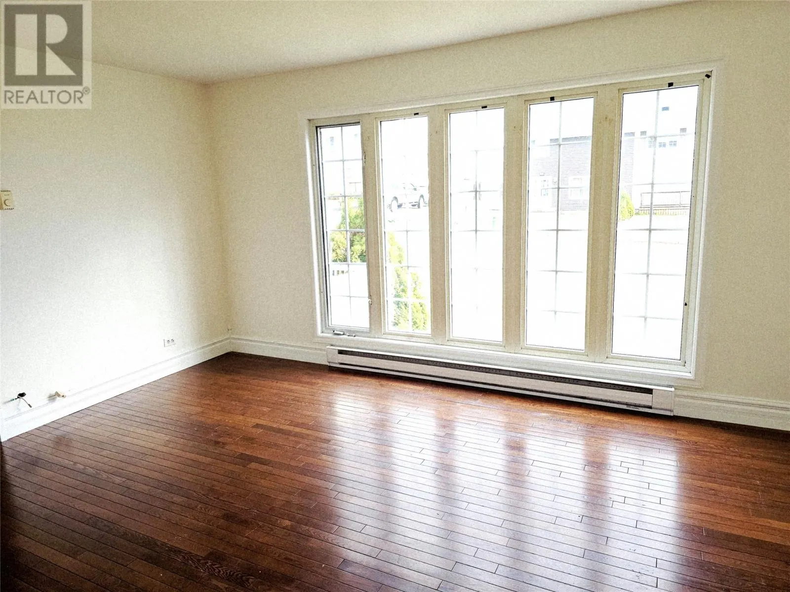 721 Stirling Crescent