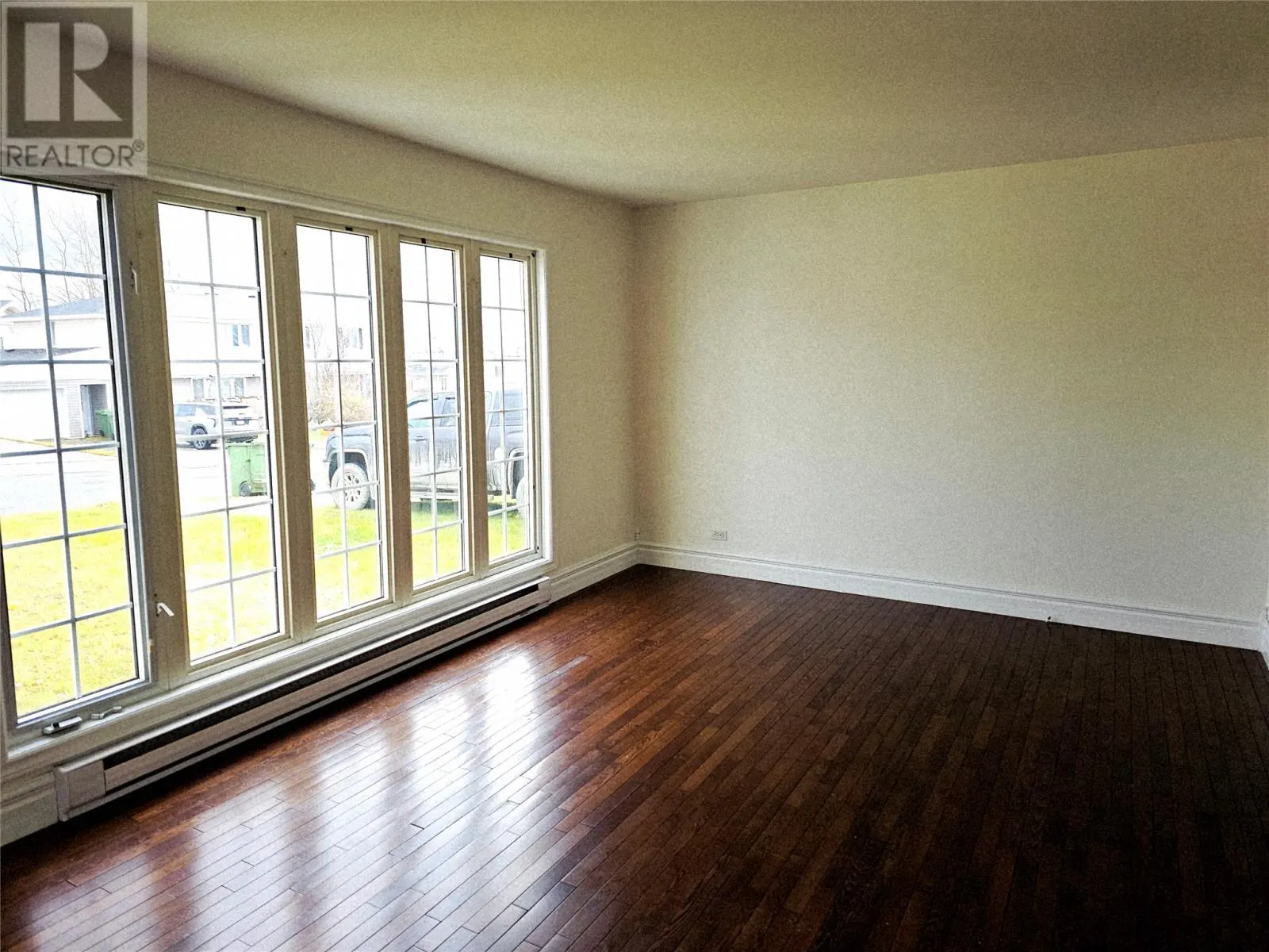 721 Stirling Crescent