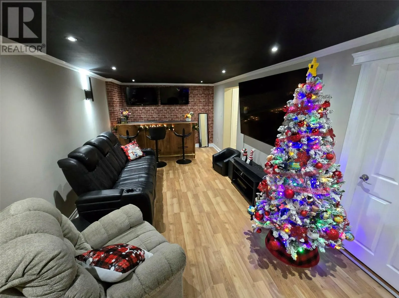 753 Stirling Crescent