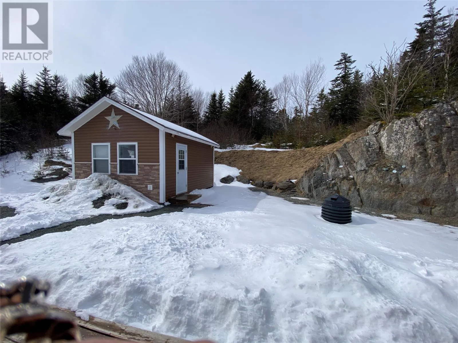 5 Snow's Pond Road