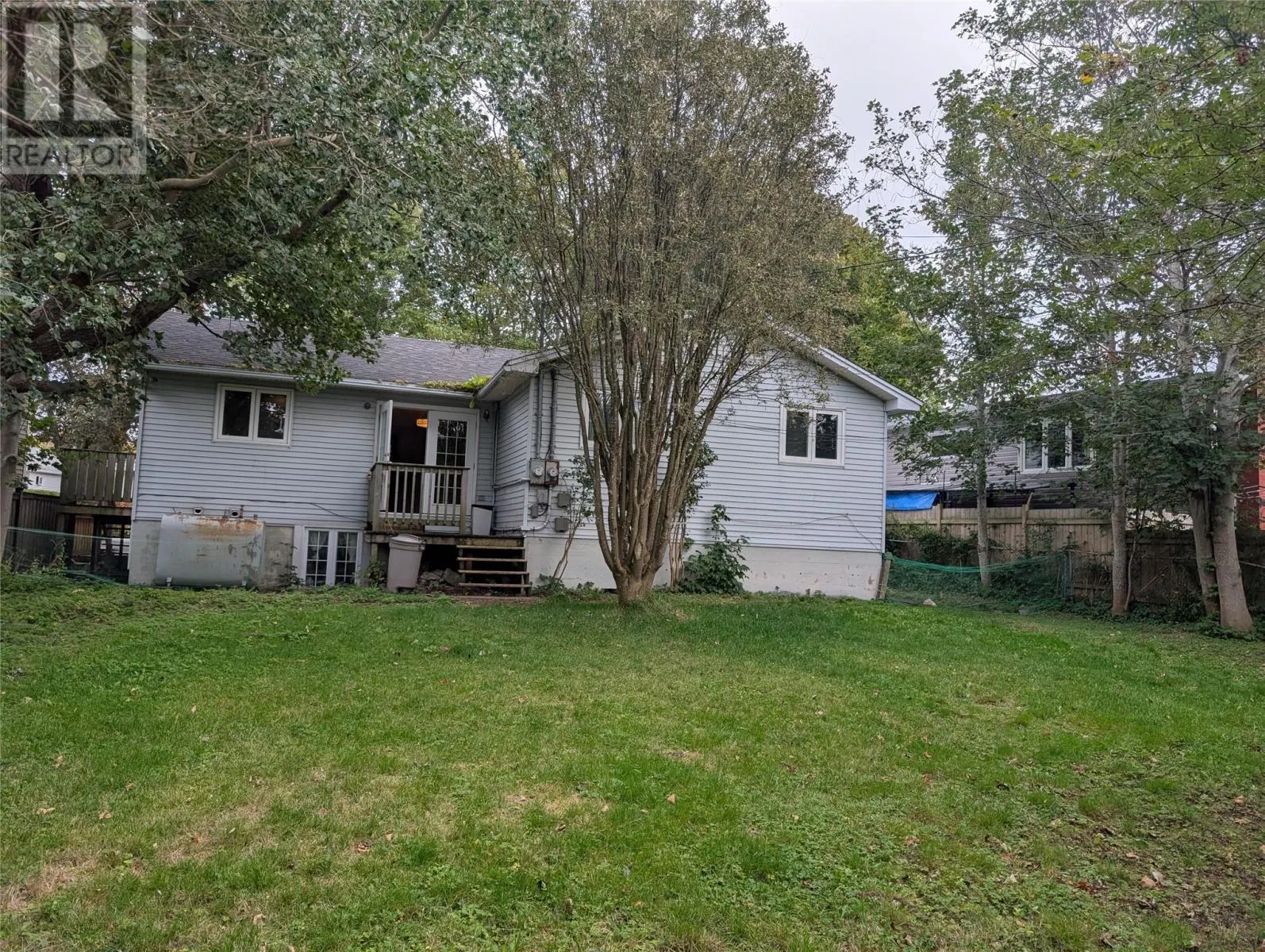 32 DUNDAS Street