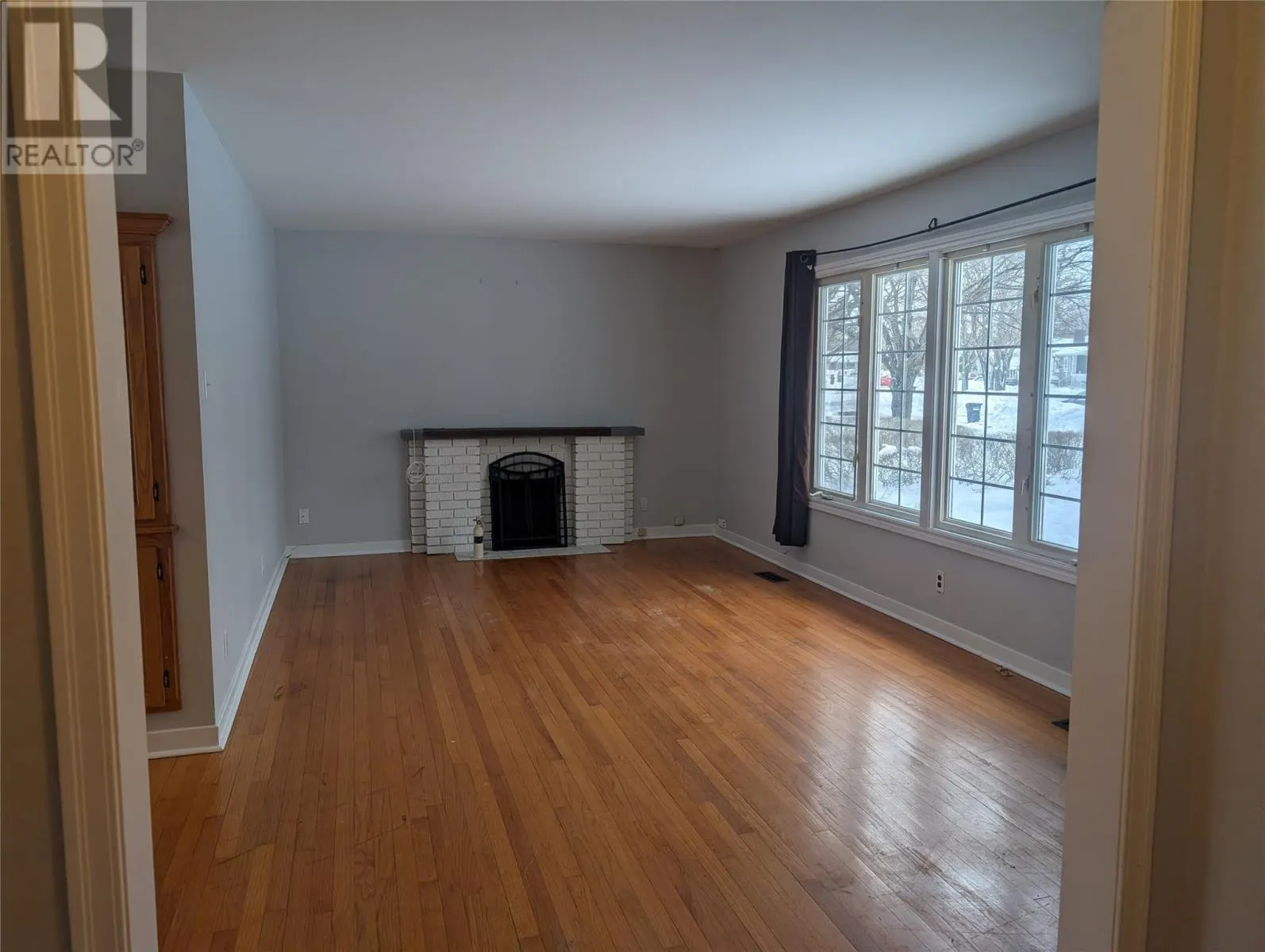 32 DUNDAS Street