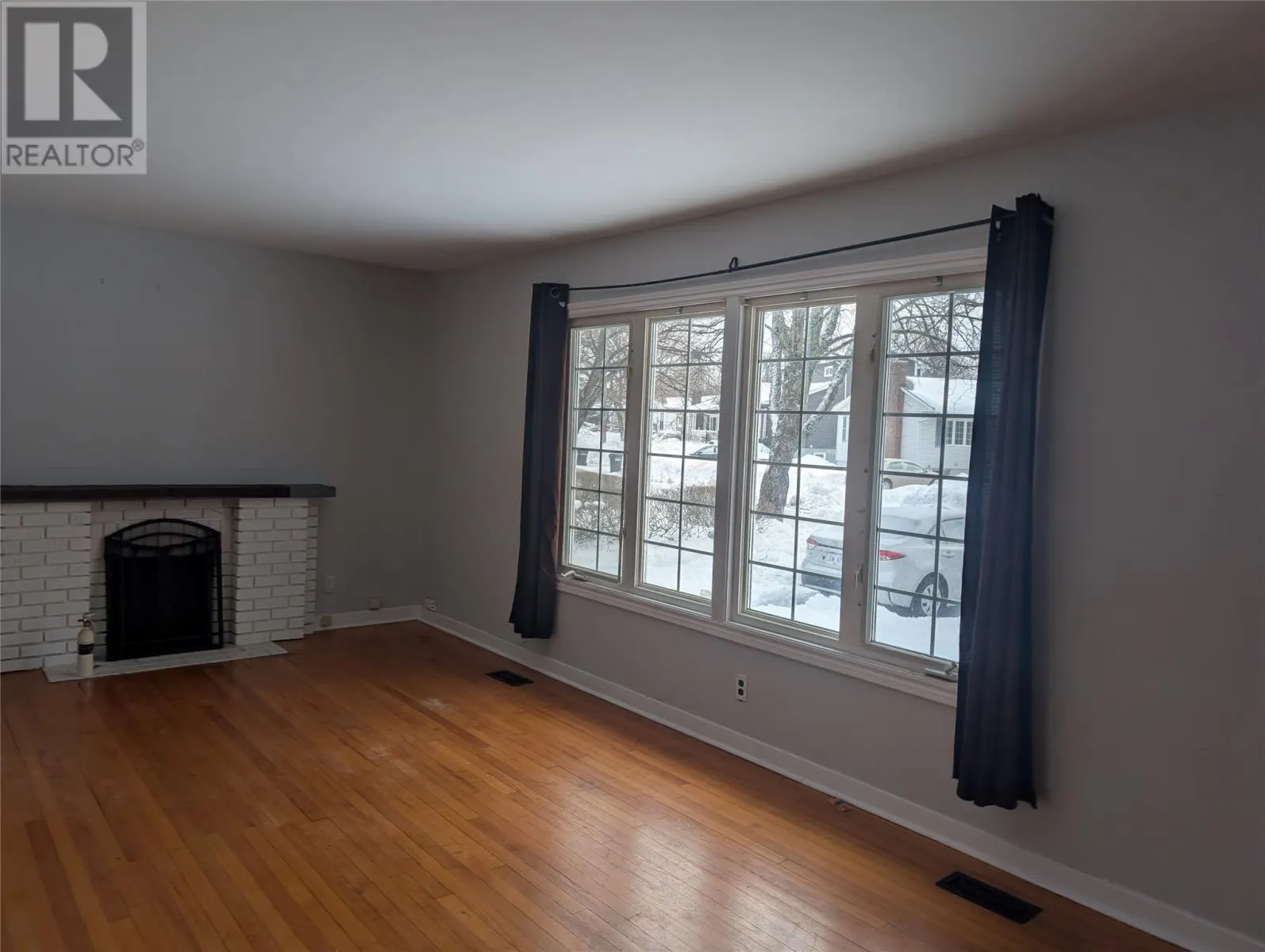 32 DUNDAS Street