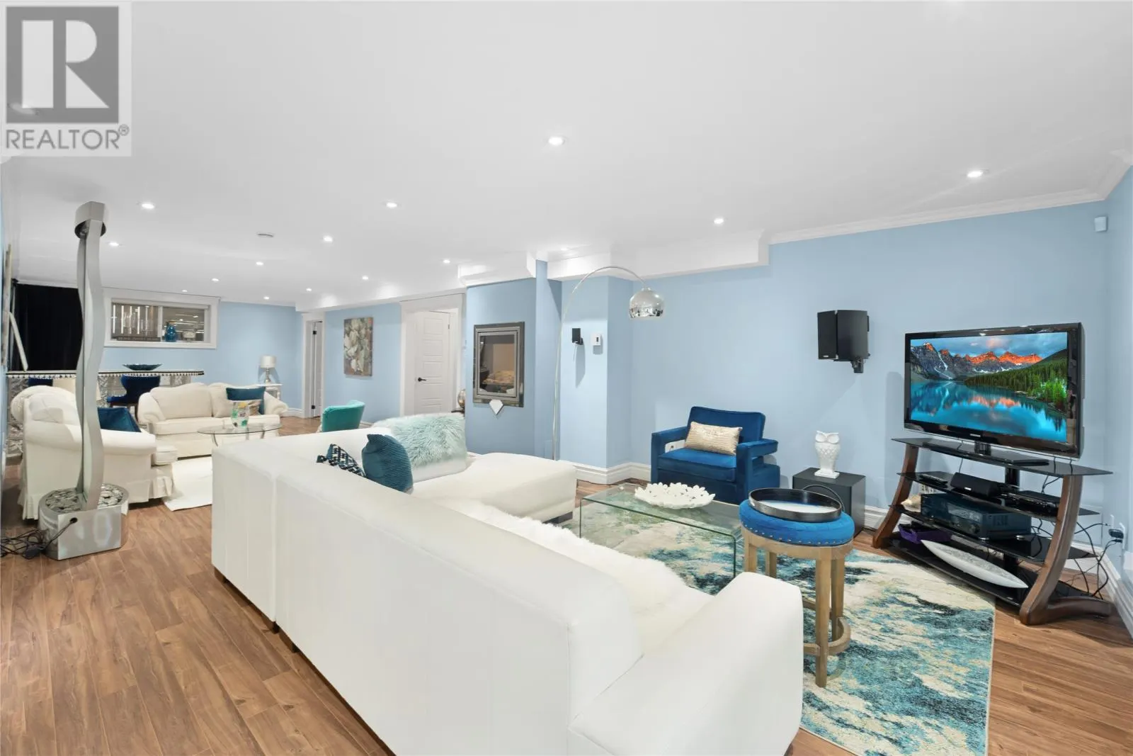 8 Carriage Lane