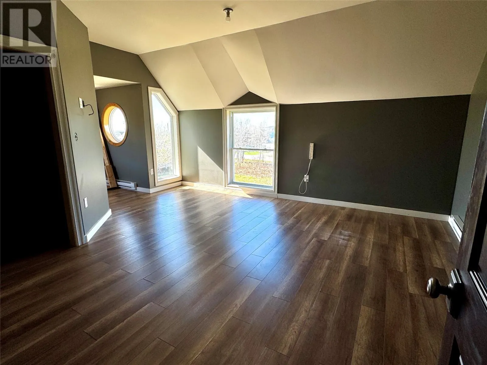 25-27 Main Street S