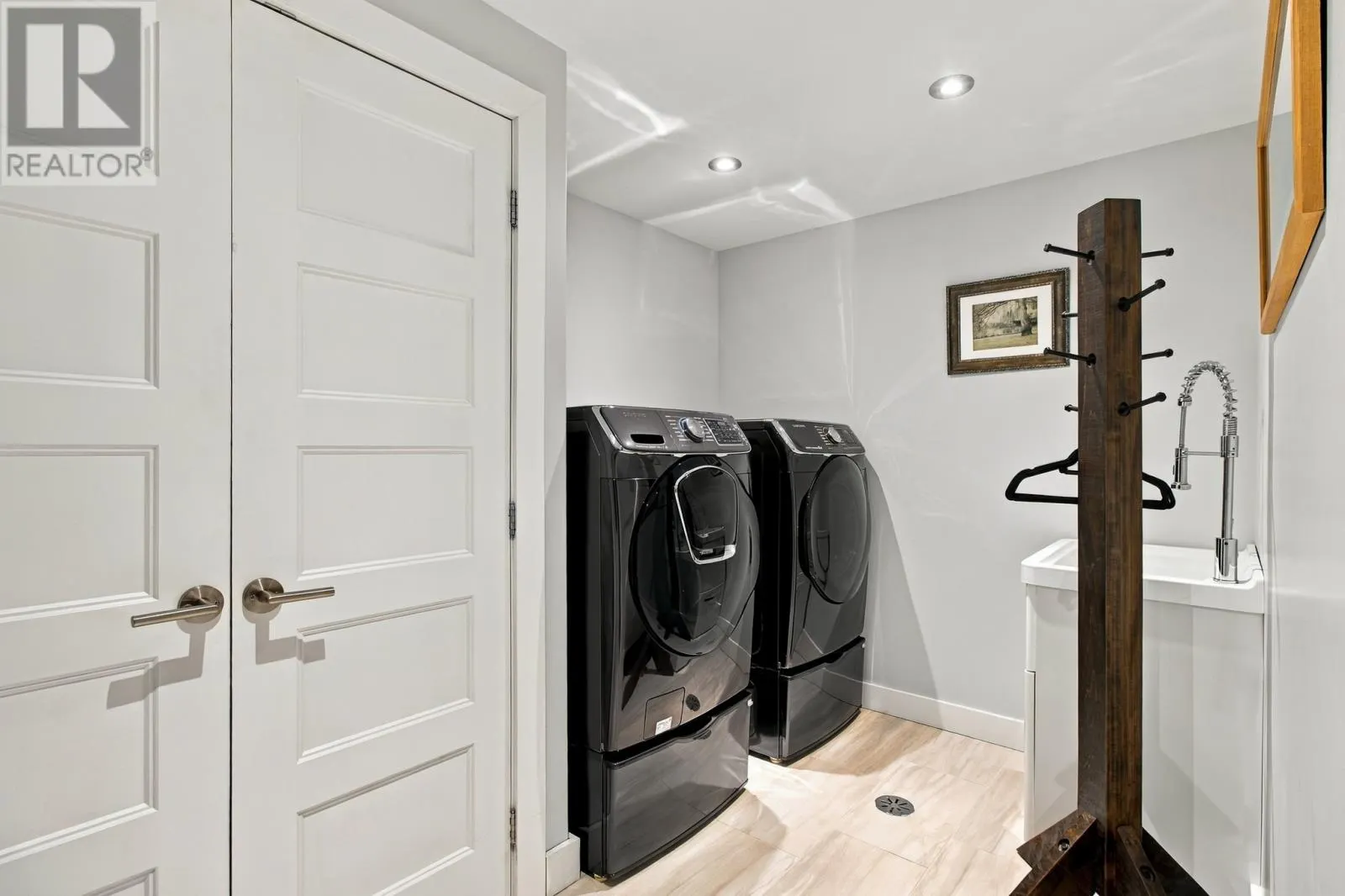 2 Finlaystone Drive