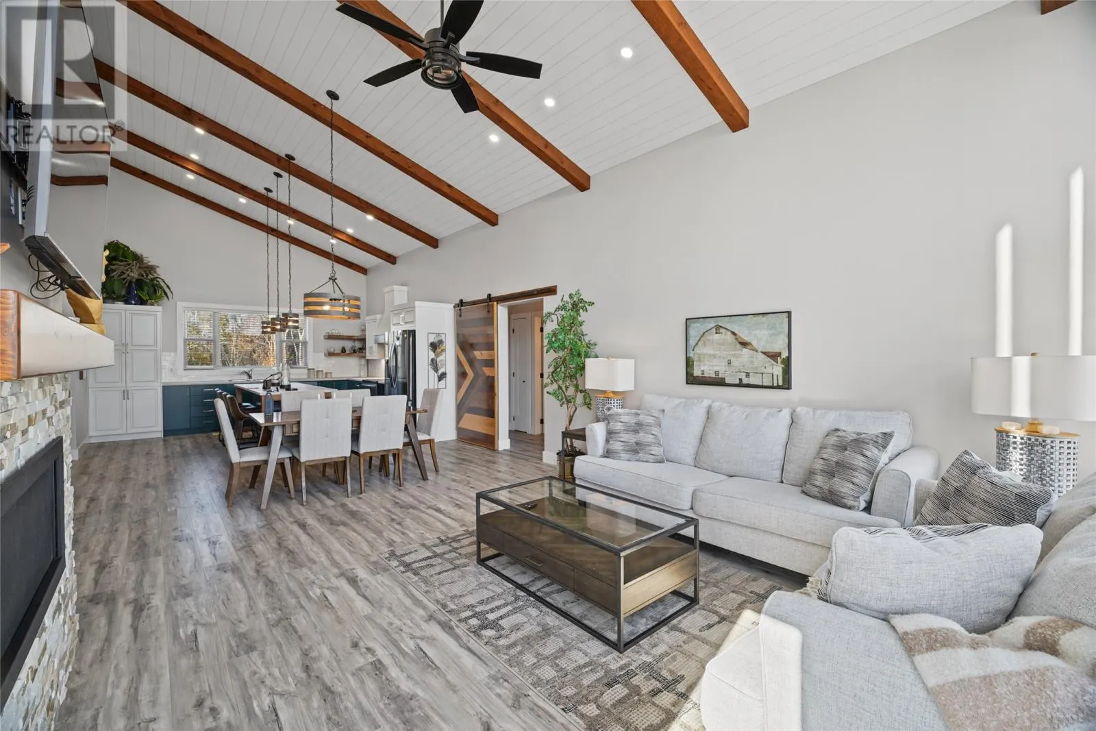 9 Lakeside Drive