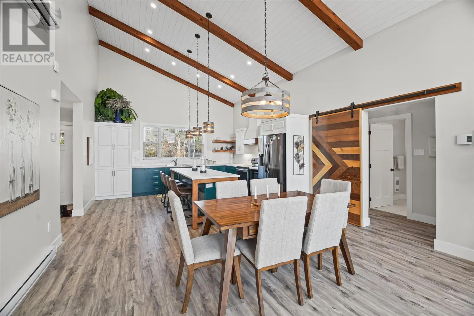 9 Lakeside Drive