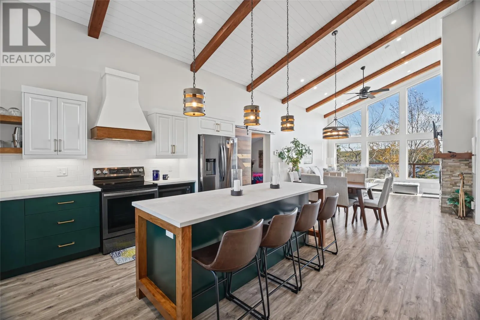 9 Lakeside Drive