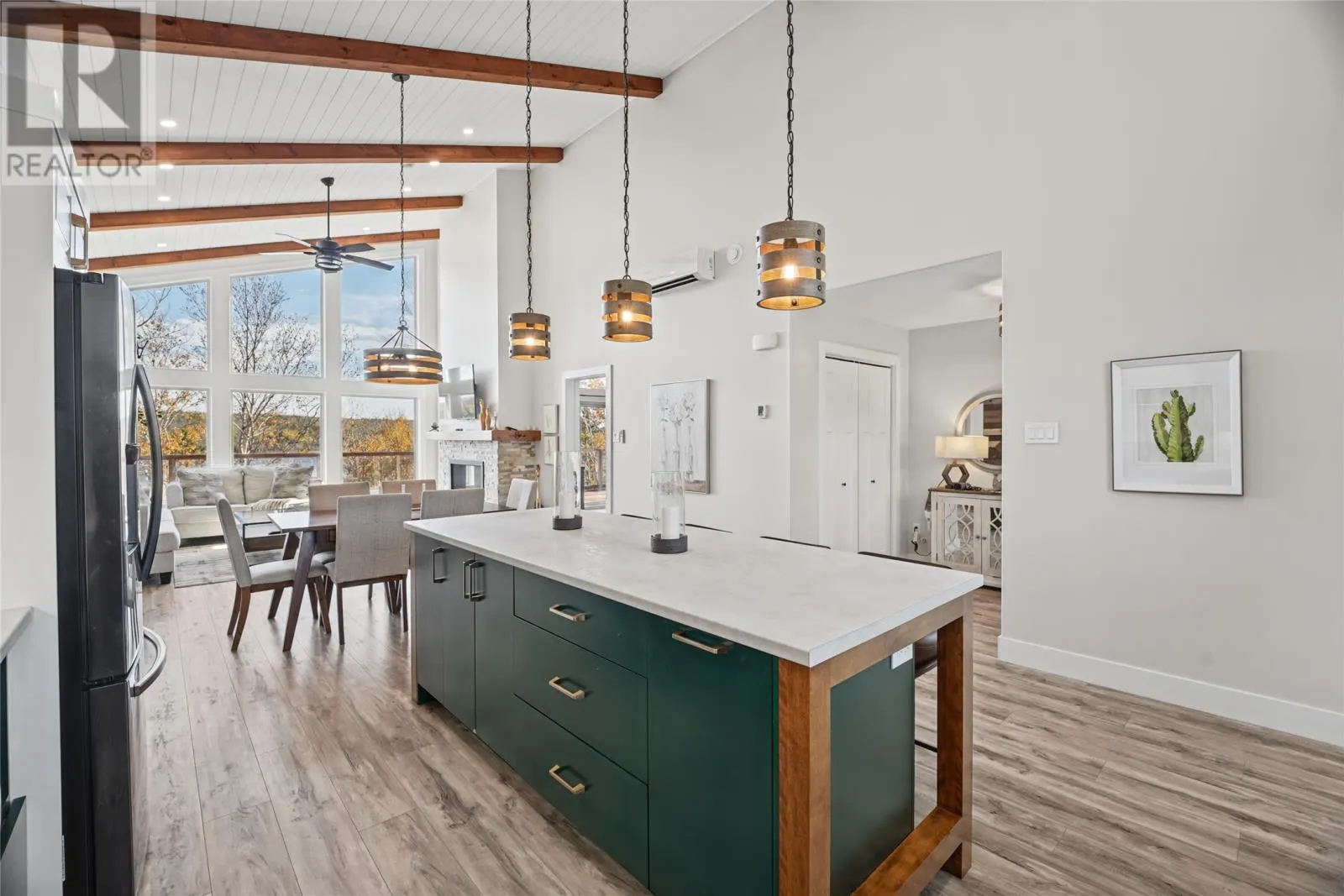9 Lakeside Drive