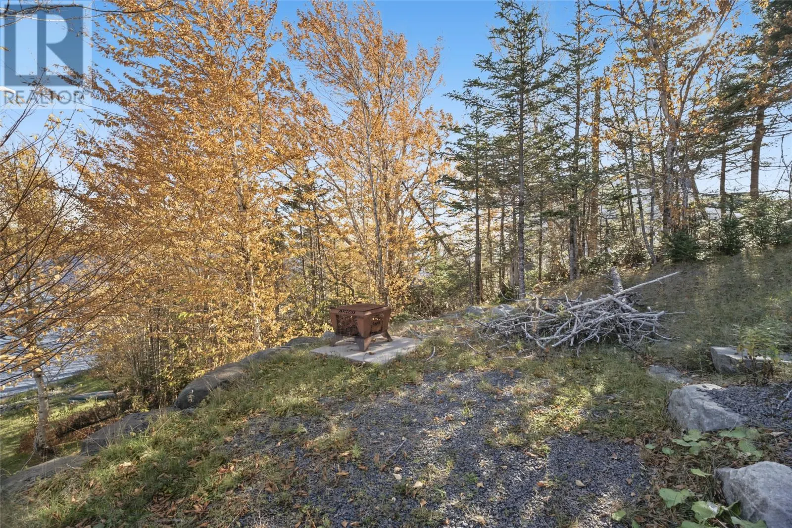 9 Lakeside Drive