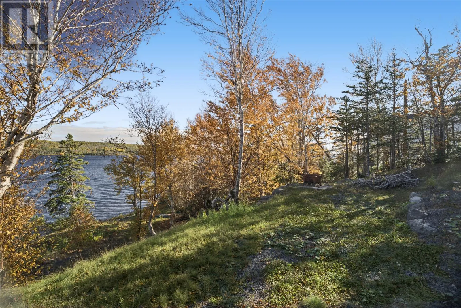 9 Lakeside Drive