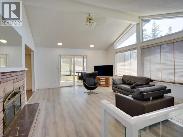 3298 VANANDA AVE