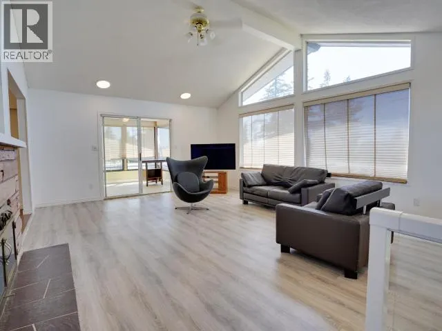 3298 VANANDA AVE