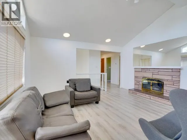 3298 VANANDA AVE