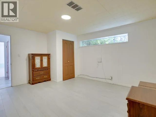 3298 VANANDA AVE