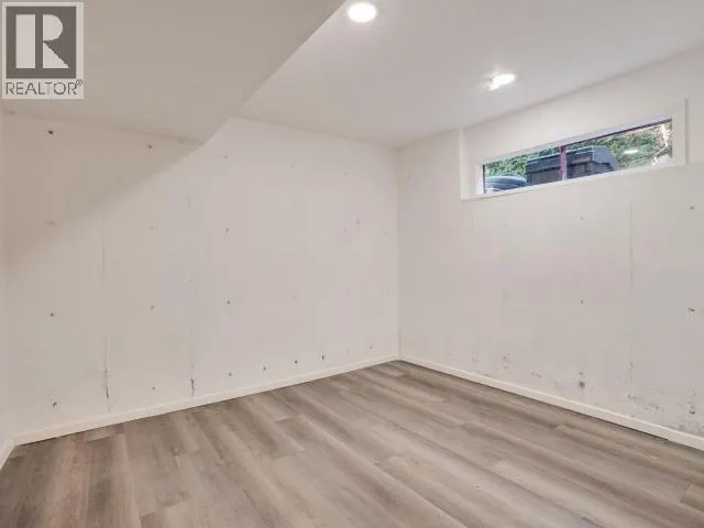 3298 VANANDA AVE