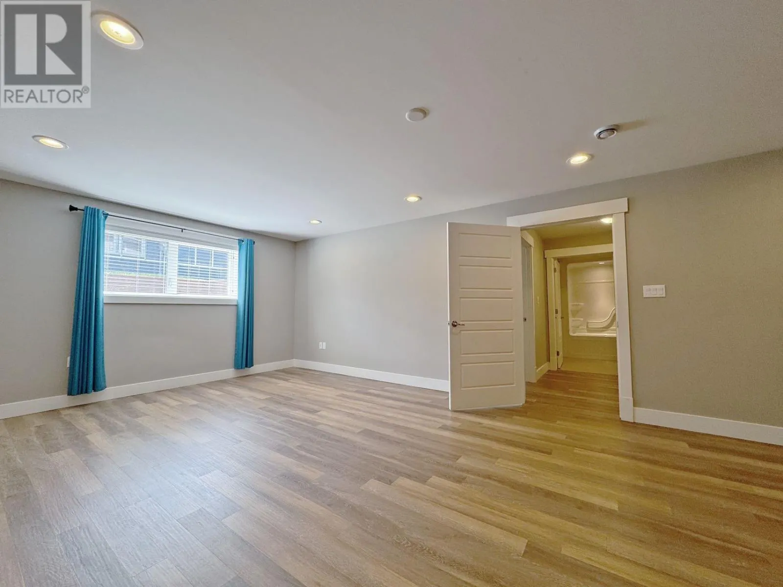 33 St. George Crescent